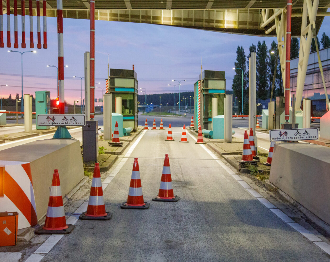 Tolpoort waarbij proef wordt gedaan met het creëren van een motorrlijlaan.