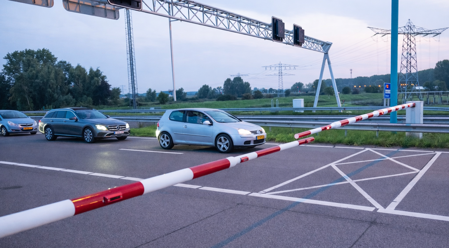 Verkeer wachtend voor een afgesloten Oostbuis bij de Westerscheldetunnel