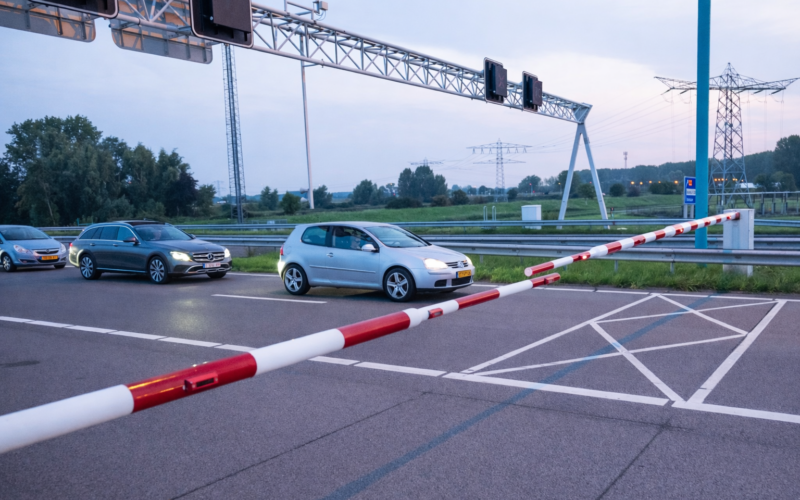 Verkeer wachtend voor een afgesloten Oostbuis bij de Westerscheldetunnel
