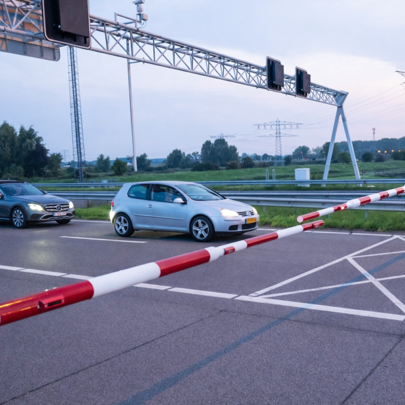Verkeer wachtend voor een afgesloten Oostbuis bij de Westerscheldetunnel